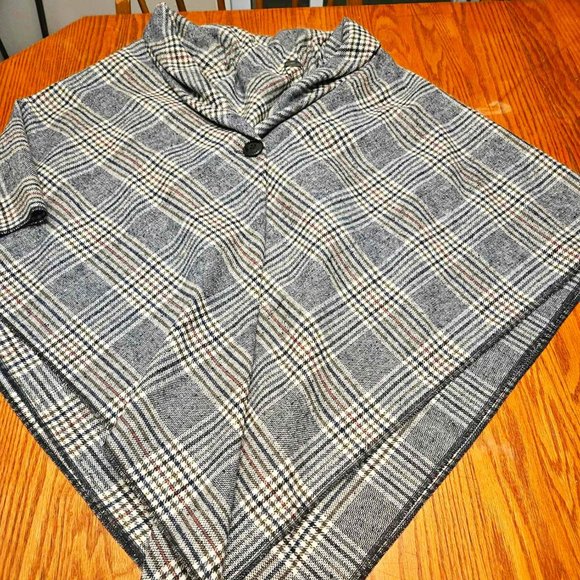 Poncho - Picture 1 of 4